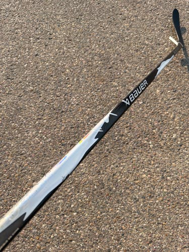 Intermediate Bauer Vapor Flylite Hockey Stick Right Handed P28 55 Flex (Used)