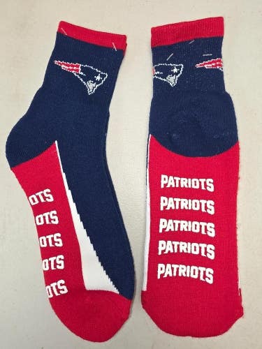ST104 Mens NFL NEW ENGLAND PATRIOTS LOT of 2 Pair Socks Large 8-13 NEW