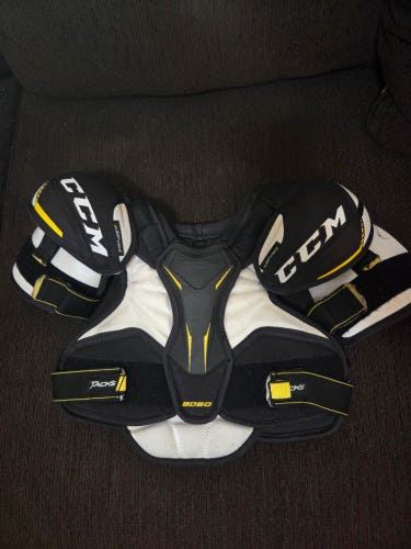 Small Junior CCM Tacks 9060 Shoulder Pads (Used)