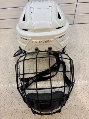 Medium Bauer Re-Akt 150 Helmet (Used)