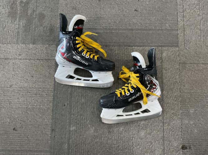 Used Bauer VAPOR FLY 40 Junior Hockey Skate Junior 01.5 11614-S000242976