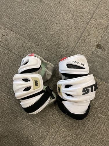 Used STX STALLION 900 ARM PADS Lacrosse Arm Pads/Guards White LG 11614-S000242927