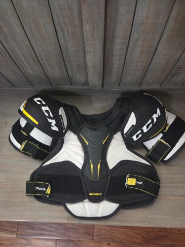 Small Junior CCM Tacks 9060 Shoulder Pads (Used)