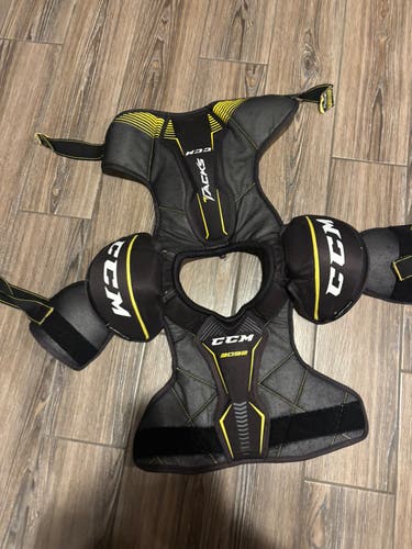 Small Senior CCM Tacks 3092 Shoulder Pads (Used)