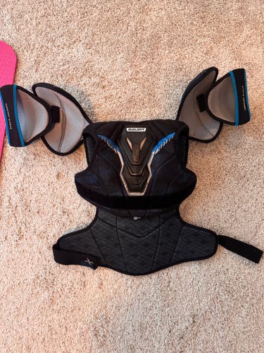 Medium Intermediate Bauer X Shoulder Pads (Used)