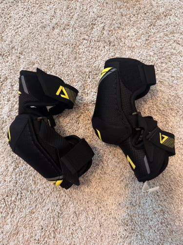 Used Warrior ALPHA LX 40 Intermediate Elbow Pads MD 11614-S000222457