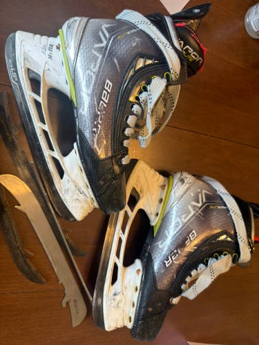 2021 Bauer Vapor Hyperlite Hockey Skates Extra Wide Width Size 5.5 (Used)