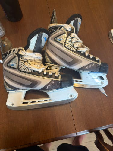 CCM Hockey Skates Regular Width Size 5 (Used)