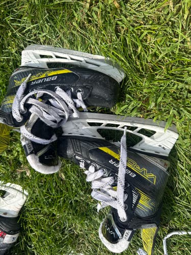 2023 Bauer Vapor X4 Hockey Skates Regular Width 13.5 (Used)