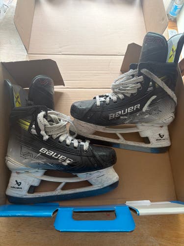 2023 Bauer Vapor Hyperlite 2 Hockey Skates 6 (Used)