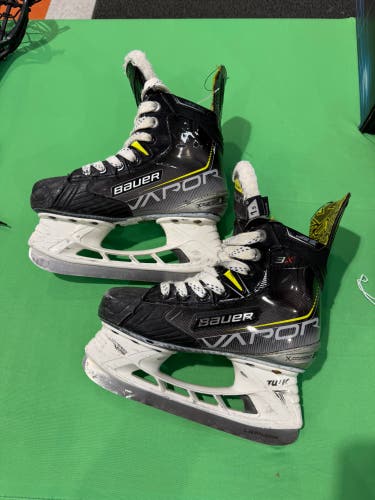 Junior Bauer Vapor 3X Hockey Skates Regular Width Size 1.5 (Used)