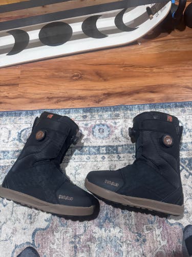 Thirty two lashed double boa men’s 10.5 wide