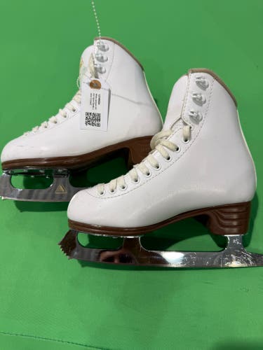 White Jackson Ultima Figure Skates Junior 3 (Used)