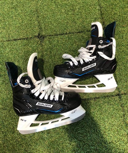 Intermediate Bauer XLP Hockey Skates Regular Width Size 4 (New)