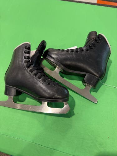 Black Jackson Ultima 453 Figure Skates Junior 2 (Used)