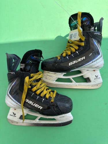 Junior Bauer Vapor Flylite Hockey Skates Extra Wide Width Size 2 (Used)