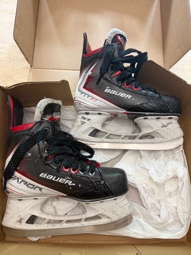 Junior Bauer Vapor Fly30 Hockey Skates (Regular) Size 2 (Used)