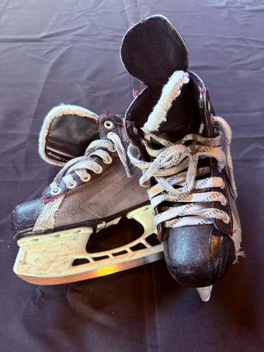 Bauer Vapor X30 Hockey Skates Regular Width Size 1 (Used)