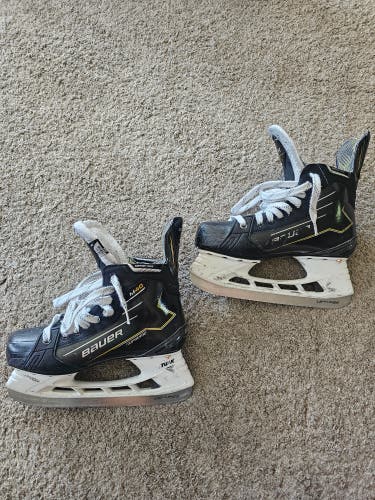 Black 2024 Bauer Supreme M40 Hockey Skates Extra Wide Width Size 5.5 (Used)