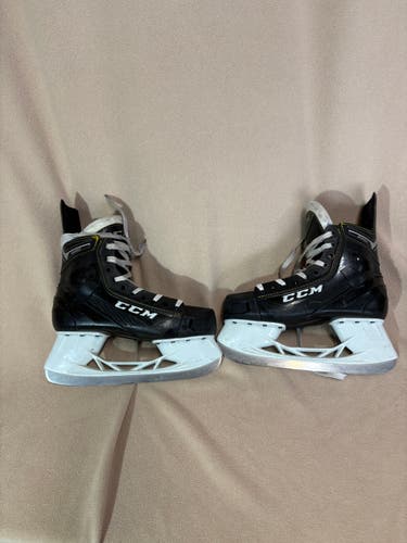 Black CCM Super Tacks 9350 Hockey Skates Regular Width Size 6 (Used)