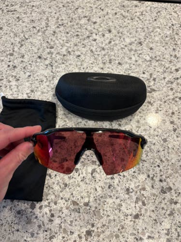 Black Unisex Adult One Size Fits All Oakley Sunglasses (Used)