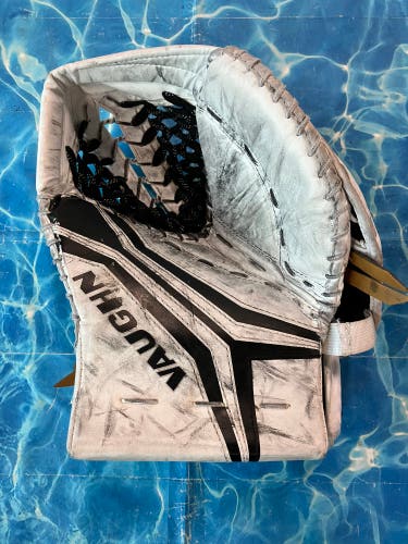 Junior Vaughn V10 Goalie Glove | Regular (Used)