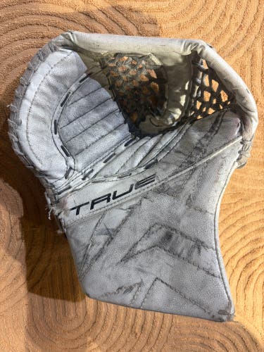 White Junior True Catalyst SE Goalie Glove Full Right (Used)