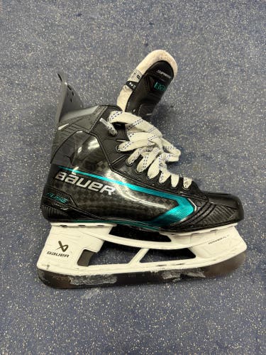 2026 Bauer Supreme Fuse Hockey Skates Size 8 Fit 2 (1 month used)