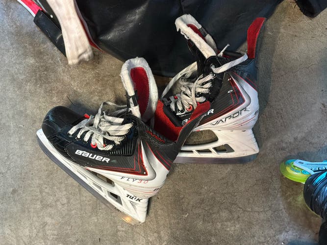 Black 2025 Bauer Vapor Fly30 Hockey Skates Regular Width 7 (Used)