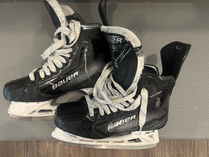 2025 Bauer Supreme Matrix Hockey Skates Regular Width 9.5 (Used)