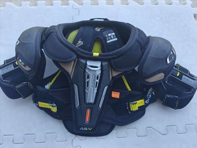 Small Junior CCM Tacks AS-V Shoulder Pads (Used)