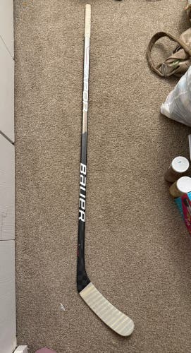 Senior Bauer Vapor Hyperlite Left Hand Hockey Stick Mid Pattern 87 Flex Pro Stock (Used)