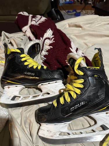 Black/Yellow 2022 Bauer Supreme M4 Hockey Skates Regular Width Size 4.5 (Used)