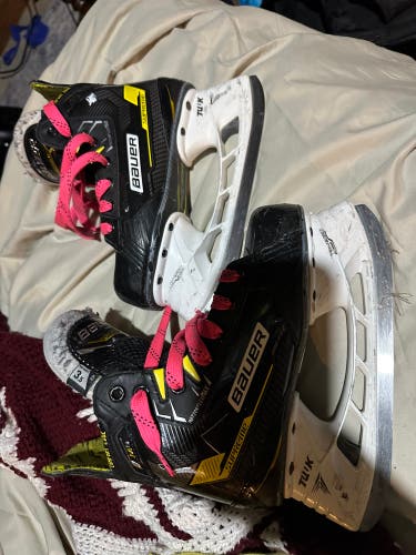 2022 Bauer Supreme M4 Hockey Skates Regular Width Size 3.5 (Used)