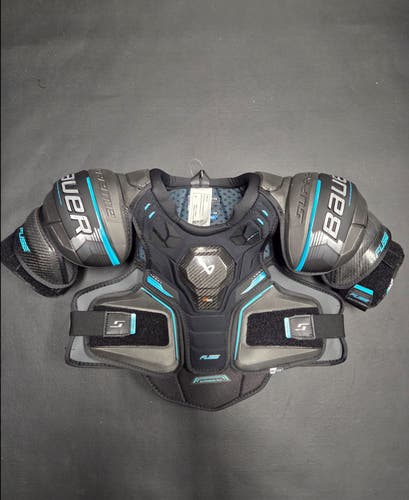 Brand new Men's Medium Intermediate Bauer Supreme Fuse Shoulder Pads