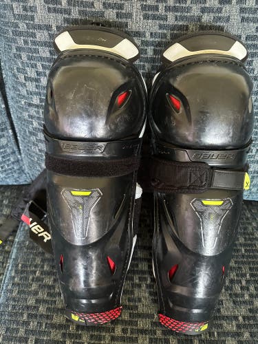 Intermediate Bauer Vapor Hyperlite 14" Shin Pads (Used)