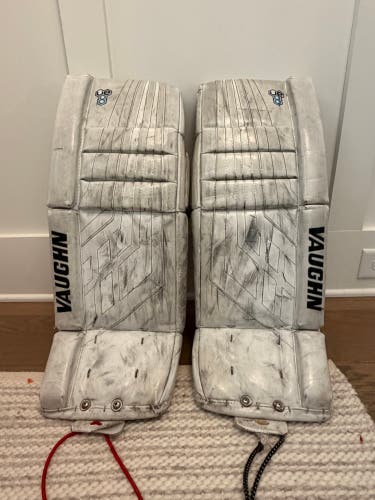 26" Vaughn Velocity VE8 Goalie Leg Pads (Used)