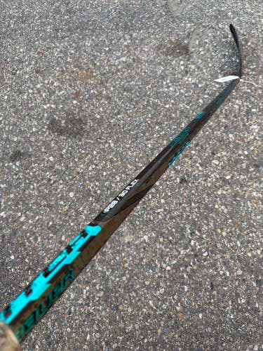 Junior Bauer Twitch Hockey Stick Right Handed P28 30 Flex (Used)