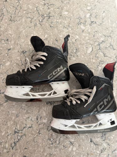 CCM JetSpeed FT690 Hockey Skates Regular Width Size 5 (Used)