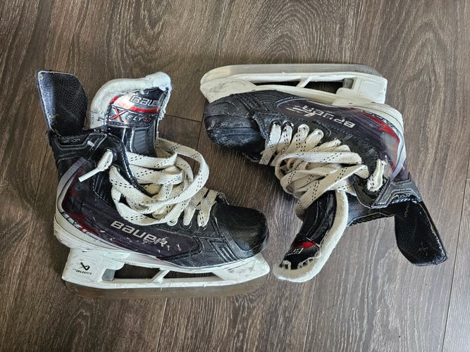 Black Bauer Vapor Fly40 Hockey Skates Regular Width Size 4 (Used)