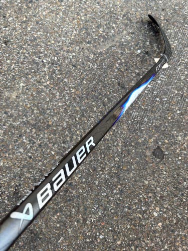 Youth Bauer Vapor Flylite Hockey Stick Right Handed P28 30 Flex (Used)