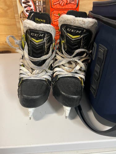 2016 CCM Tacks 4092 Hockey Skates Regular Width Size 2.5 (Used)