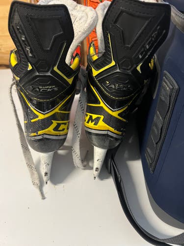 2020 CCM Super Tacks AS3 Hockey Skates Regular Width Size 3.5 (Used)