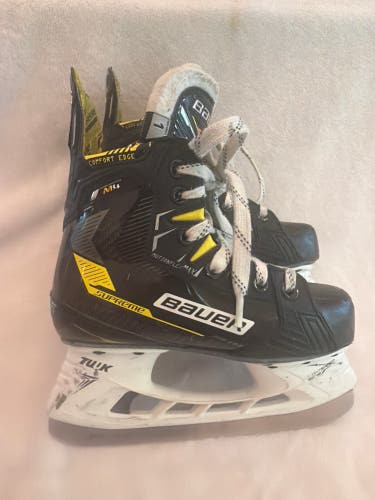 Black Bauer Supreme M4 Hockey Skates Size 1 (Used)