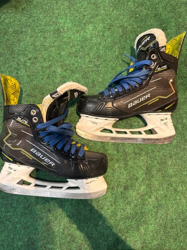 Intermediate Bauer S24 Supreme Elite (SMU) Hockey Skates (Regular) Size 6.5 (Used)