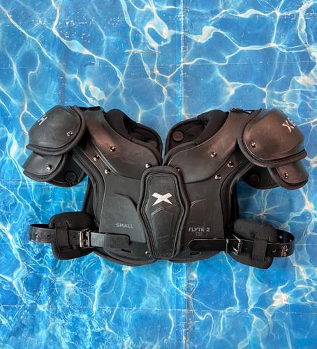 Small Youth Xenith Flyte 2 Shoulder Pads (Used)