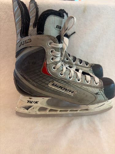 Silver Bauer Vapor X30 Hockey Skates Regular Width Size 4 (Used)