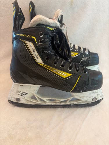 Black CCM Hockey Skates Regular Width Size 3.5 (Used)