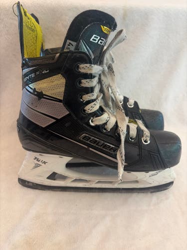 Black Bauer Supreme Ignite Pro Hockey Skates Regular Width Size 4.5 (Used)