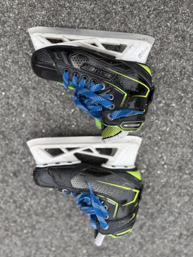 2021 Bauer GSX Hockey Goalie Skates Regular Width Size 2.5 (Used)